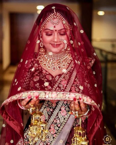 Best Bridal Portraits "Solo" poses for all bride-to-be - SetMyWed Bridal Photoshoot Poses, Solo Poses, Bridal Photoshoot, Bridal Portraits, Photoshoot Poses, A Woman, Photography, Red, Gold