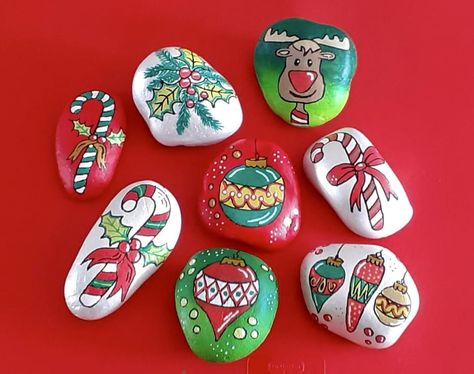 Christmas Pebble Art, Happy Stones, Mermaid Painting, Christmas Rock, Painted Rocks Craft, Diy Christmas Decorations, Painted Rocks Diy, Rock Painting Designs, Stone Crafts