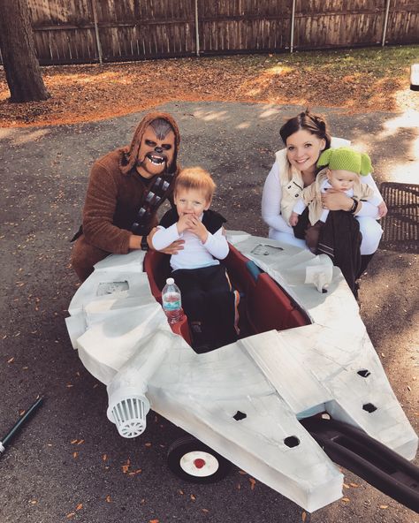 Star Wars family fun. Made kids wagon into the Millennium Falcon Star Wars Family Costumes, Wagon Costume, Halloween Costumes For Boys, Disfraz Star Wars, Diy Star Wars, Costumes For Boys, Star Wars Halloween Costumes, Star Wars Theme Party, Kids Wagon