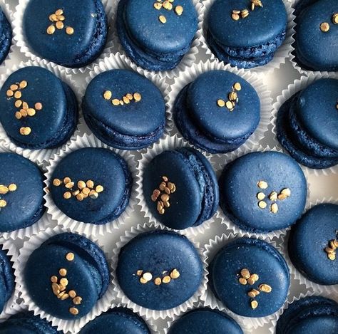 navy blue macarons with gold accents Kue Macaroon, Starry Night Wedding, Winter Gold, Gold Inspiration, Gold Sprinkles, 귀여운 음식 그림, Blue Cupcakes, Celestial Wedding, Blue Food