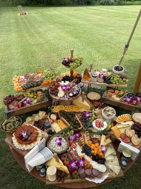 Charcuterie Board Wedding, Charcuterie Table, Decoration Buffet, Food Buffet, Catering Display, Party Food Buffet, Grazing Table, Charcuterie Inspiration, Charcuterie Cheese