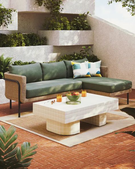 Midcentury Backyard, Modern Balcony Furniture, 70s Home Exterior, Mid Century Outdoor Furniture, Modern 70s Home, Mid Century Backyard, Mid Century Modern Patio Furniture, Mid Century Patio Furniture, Beige Coffee Table