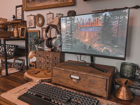 #darkacademia #gallerywall #maximalism #gamer #gamingsetup #desktop #goblincore #hobbitcore #fantasy Cottage Core Gamer Setup, Victorian Gaming Setup, Gallery Wall Desk, Vintage Computer Setup, Western Gaming Setup, Antique Gaming Setup, Academia Gaming Setup, Fantasy Gaming Room, Small Cozy Desk Setup