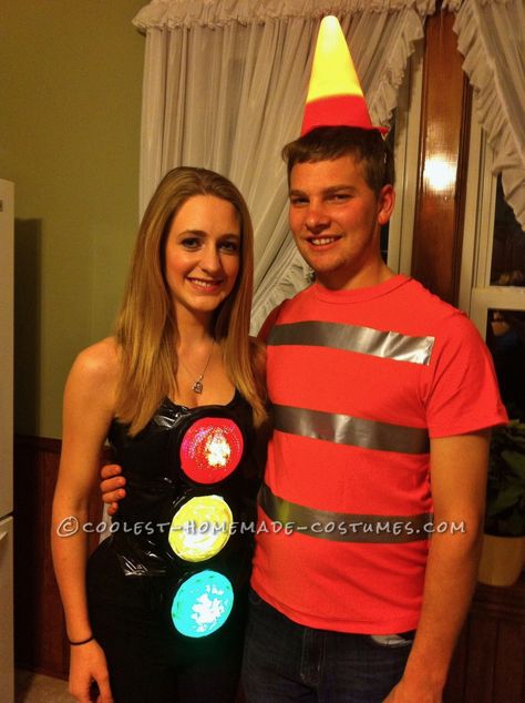 Working Traffic Light and Pylon Couple Costume Traffic Light Costume, Traffic Cone Costume, Bff Costumes, Cone Costume, Mixer Themes, Light Costume, Cool Couple Halloween Costumes, Lights Painting, Boo Board