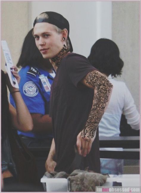 I made some edits of Austin Butler with tattoos/ piercings because I feel like its needed. Austin Butler Tattoo, Luke Brooks, Callum Turner, Riley Keough, Glen Powell, Austin Butler, Feel Like, Liquor, Piercings