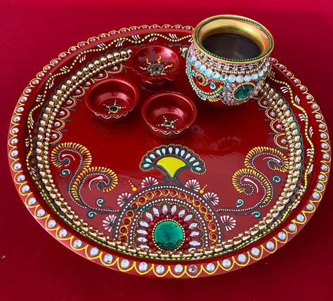 Karwa Chauth Plate Decoration, Karva Chauth Thali Decoration, Arti Thali Decoration, Puja Thali, Thali Decoration, Diwali Pooja, Mehendi Decor, Thali Decoration Ideas, Karva Chauth