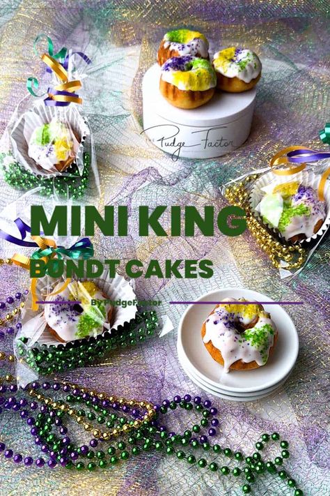 Mini King Cake Recipe, King Cake Cookies, King Cake Party, Dessert Auction, Mardi Gras Desserts, Mardi Gras Cocktails, Kings Cake, King Cake Bites, Cocktail Cupcakes