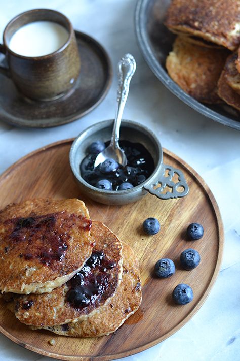 Medieval Recipes - Oat Griddle Cakes: Bursting with the goodness of oats. Enjoy at breakfast, hearty tea, or late night supper. From The Circle of Ceridwen Cookery Book(let) / A Journey though Medieval Life octavia.net Medieval Breakfast, Outlander Recipes, Skyrim Food, Victorian Recipes, Medieval Kitchen, Medieval Food, Medieval Recipes, Griddle Cakes, Village Food