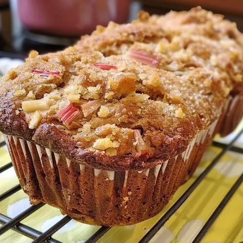 Buttermilk Rhubarb Bread Buttermilk Rhubarb Bread, Rhubarb Recipes Bread, Rhubarb Nut Bread, Healthy Rhubarb Recipes, Rhubarb Bread, Buttermilk Bread, Bread Sweet, Breakfast Appetizers, Buttermilk Recipes