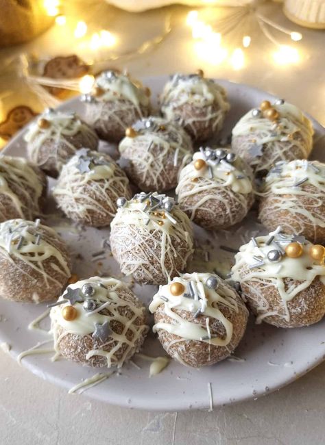 Gingerbread Truffles, Truffle Recipe Easy, Gingersnap Cookies, Christmas Truffles, Christmas Snack, Coconut Ginger, Vegan Christmas Recipes, Christmas Sprinkles, Ginger Nut