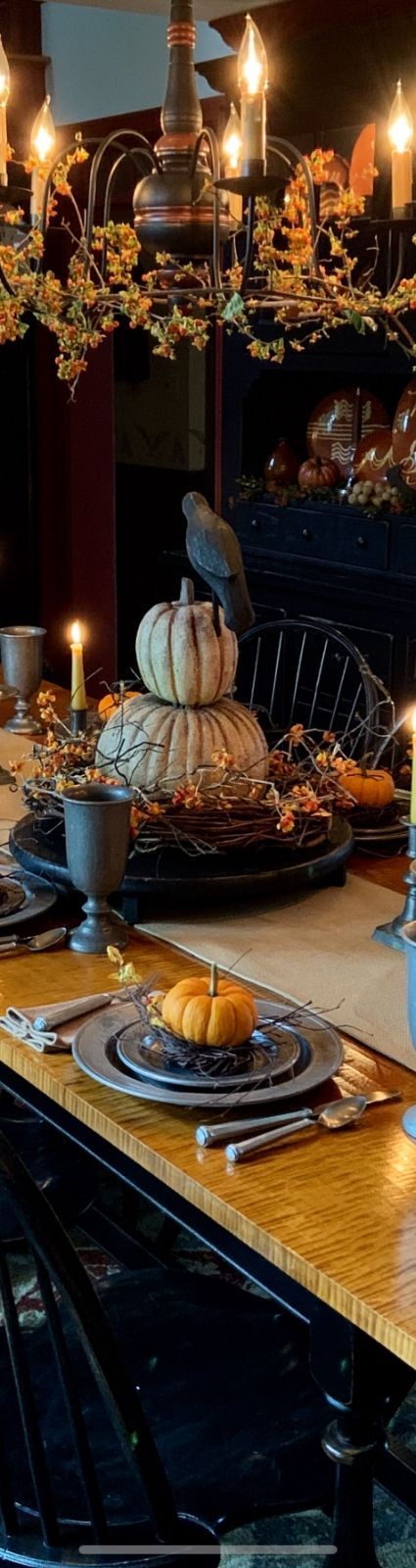 Colonial Thanksgiving Decor, Colonial Table Setting, Pewter Tablescape, Fall Holiday Decor, Halloween Table Scape Ideas, Fall Dinning Room Tables, Halloween Dinning Room Table Decorations, Colonial Fall Decor, Colonial Halloween