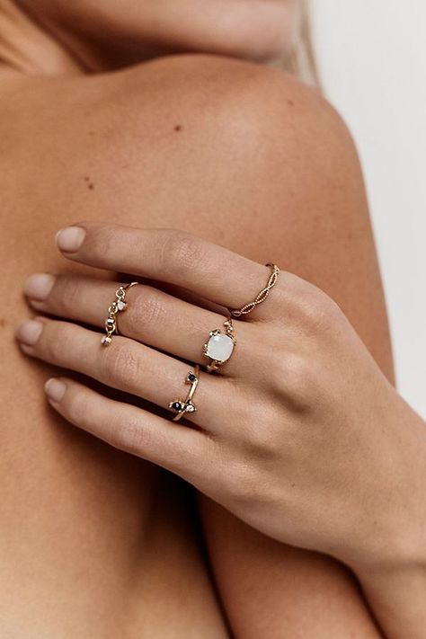 Meghan Markle Ring, Single Diamond Necklace, Rings Stacking, Gucci Rings, Dainty Rings, Brass Rings, Tiffany Jewelry, Knuckle Rings, Jewelry Tree