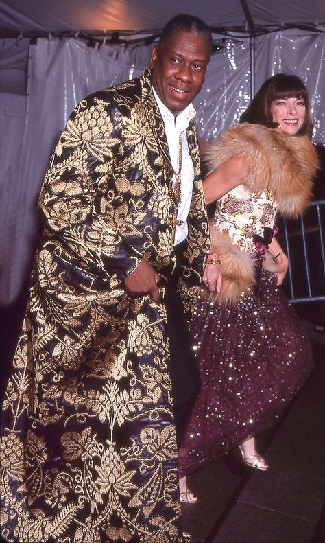 Andre Leon Talley and Anna Wintour — 1999 | This Is What The Met Gala Looked Like In The 90s Andre Leon Talley, Vogue Editor In Chief, Isabella Blow, Grace Coddington, Met Gala Outfits, Gaspard Ulliel, Met Gala Dresses, Bianca Jagger, Magazine Vogue