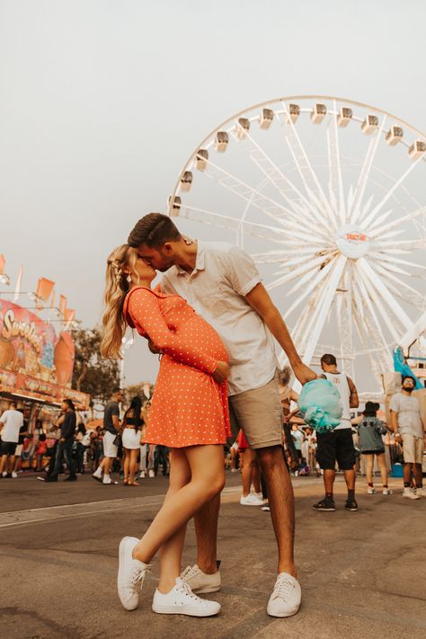 Fair Outfit Ideas Pregnant, Fair Maternity Pictures, Fair Engagement Photoshoot, Fair Photoshoot Couple, Carnival Maternity Shoot, Carnival Family Photoshoot, Fair Family Photoshoot, Fair Couple Photos, Fair Mini Session Photo Shoot