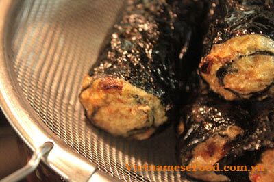 fried-shrimps-rolls-with-seaweed-recipe-cha-tom-cuon-rong-bien Seaweed Recipe, Vietnamese Food Recipes, Shrimp Roll, Healthy Meal Recipes, Seaweed Wrap, Boiled Rice, Shrimp Rolls, Vietnamese Cuisine, Vietnamese Food