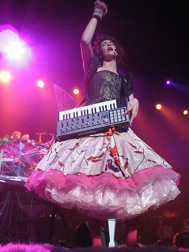 Imogen Heap - Los Angeles - 11/30/06 Imogen Heap Aesthetic, Imogen Heap, Nice Clothing, Female Icons, Fun Graphics, Music Man, Fashion Icons, Iconic Women, Her Music