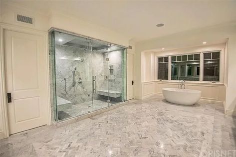 Photos of Kylie Jenner's New Hidden Hills House | POPSUGAR Home Kylie Jenner Bathroom, Celebrity Bathrooms, Kylie Jenner House, Kylie Jenner News, Kardashian Home, Jenner House, Hidden Hills, Bathroom Goals, Kris Jenner