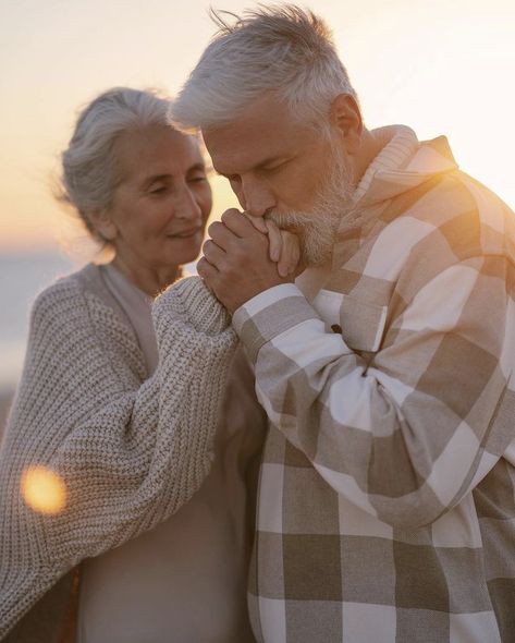 Older Couple Photoshoot, Older Family Photography, Older Couple Wedding, Old Couple Photography, Older Couple Poses, Older Couple Photography, Grandparents Photography, Grandparent Photo, Big Family Photos