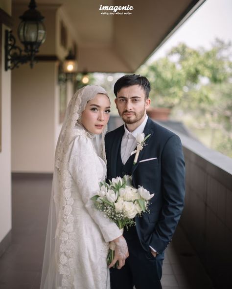 Foto Wedding Muslim, Malay Wedding Dress Hijab, Moslem Wedding Dress, Wedding Gown Hijab, Dress Wedding Hijab, Wedding Akad, Wedding Dress Hijab, Malay Wedding Dress, Pose Wedding