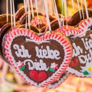 These gingerbread hearts are like the ones made for Oktoberfest -- optimized for decoration, which means they are large, strong, and stiff. They're as much Worms Germany, German Gingerbread, Traditional Gingerbread, German Kitchen, Heart Shaped Cookies, German Food, Shaped Cookie, Interesting Photos, Spice Mixes