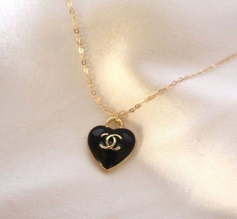 Serena And Blair, Chanel Charm, Harley Davidson Jewelry, Mom Daughter Gifts, Clothes Reference, Fancy Jewelry Necklace, Quirky Jewelry, Expensive Jewelry Luxury, Chanel Necklace