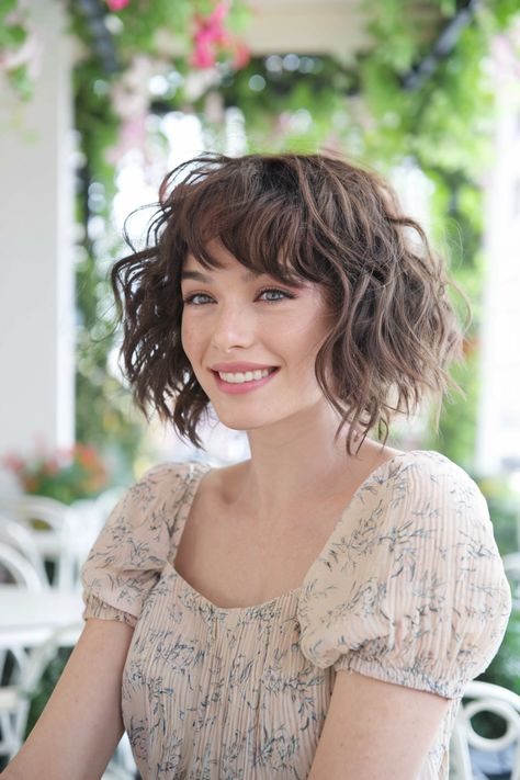 Transform your look with this beautiful curly hairstyle featuring gorgeous curtain bangs. Perfect for medium to long hair, the soft waves and face-framing bangs create a cute, effortless vibe that's ideal for summer days or a casual school outing. This easy and pretty style gives you that baddie flair with minimal effort. Explore these curly hairstyles today! #curlyhairstyles Bangs For Short Curly Hair, Curtain Bangs Short Hair Curly, Face Framing Bangs Wavy Hair, Bangs Wavy Hair, Face Framing Bangs, Curtain Bangs, Shot Hair Styles, Short Hair With Bangs, Face Framing