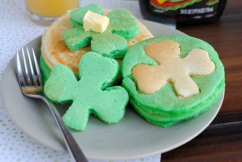 Easy Shamrock Pancakes Craft & Recipe for St. Patricks Day - Kat Balog St Patrick's Day Kids Breakfast, St Patrick’s Day Themed Breakfast, St Patrick’s Day Pancakes, Irish Foods St. Patrick's Day, Irish Foods St. Patrick's Day Easy, St Patricks Day Food, Foodie Crush, Snack Mix Recipes, Delicious Snacks Recipes