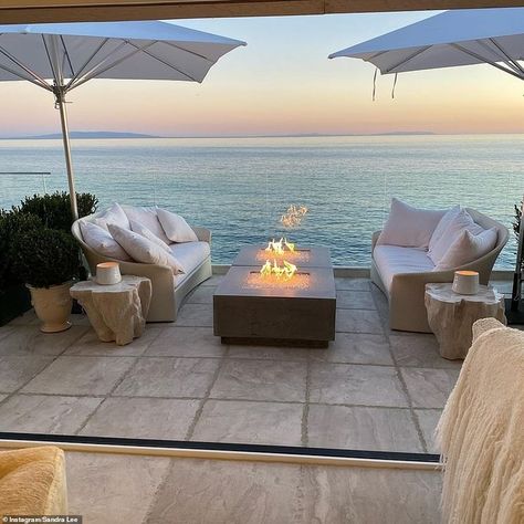 Sandra Lee's $3.4 million Malibu beach house is seen days after she moved out of New York home | Daily Mail Online Southern California Home, Malibu Style, Malibu House, Malibu Mansion, California Beach House, Beach Mansion, Malibu Beach House, Mansion Exterior, Southern California Beaches