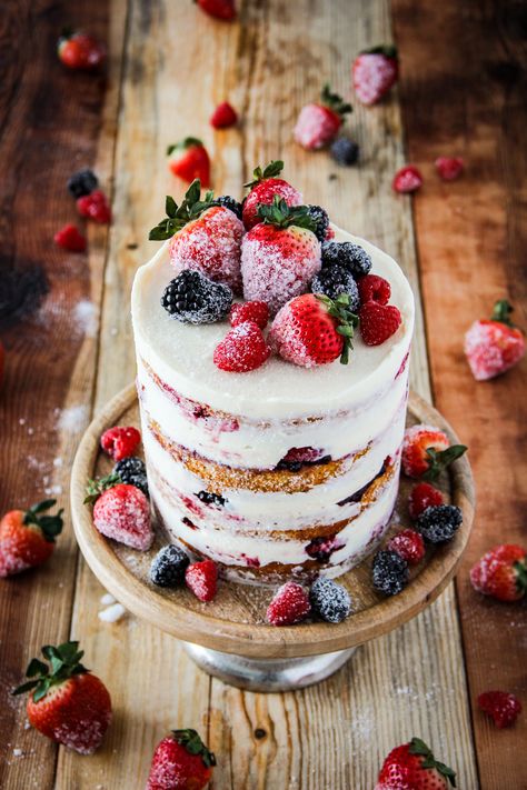 Fresh berry Cakes, Vanilla cake with fresh berries and vanilla buttercream, rustic vanilla cake with berries, rustic semi-naked cake with berries, naked cake with berries, semi-naked cake with berries, vanilla cake with jam, vanilla and berries, vanilla naked cake, cake decoraed with berries, rustic wedding cake Naked Cake With Berries, Summer Cake Ideas, Cake With Jam, Huckleberry Jam, Sugared Berries, Cake With Berries, Poppyseed Cake, White Chocolate Shavings, Lemon Poppyseed Cake