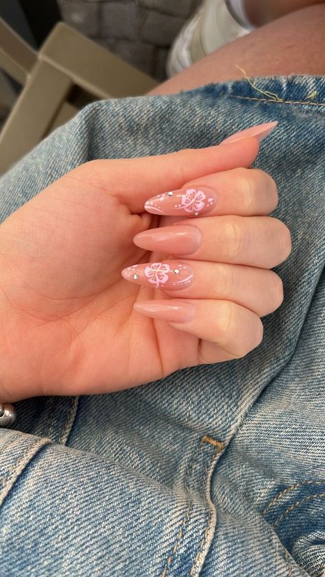 Summer Nails Flowers Almond, Summer Flower Nails Almond, Hibiscus Nails Almond, Hibiscus Flower Nails Almond, Almond Nails Designs Summer 2024, Nails With Hibiscus Flower, Hibiscus Flower Nails, Hibiscus Nails, Almond Nails Designs Summer