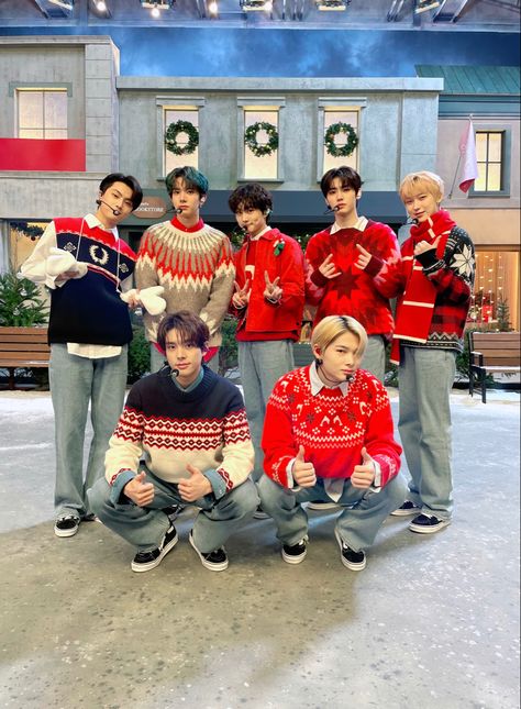 Enhypen Christmas, Enhypen Official, Love U So Much, Christmas Icons, Sung Hoon, Twitter Update, Always Love You, Group Photos, Christmas Special