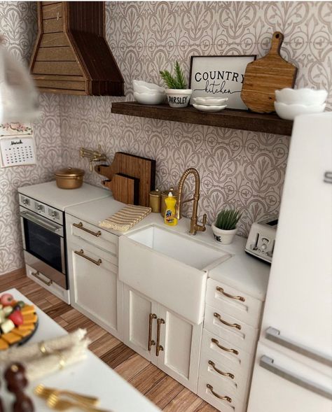 Barbie Kitchen Diy, Dollhouse Kitchen Ideas, Miniature Kitchen Diy, Dollhouse Interior Ideas, Dollhouse Renovation, Dollhouse Furniture Tutorials, Barbie House Furniture, Modern Dolls House, Doll House Kitchen