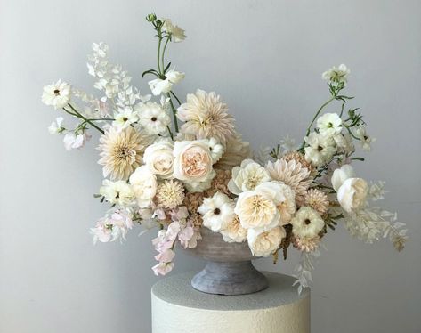 White Floral Arrangements, Pastel Theme, Flower Arrangement Designs, Fall Wedding Flowers, Wedding Flower Inspiration, Beautiful Flower Arrangements, Deco Floral, Wedding Flower Arrangements, Wedding Floral