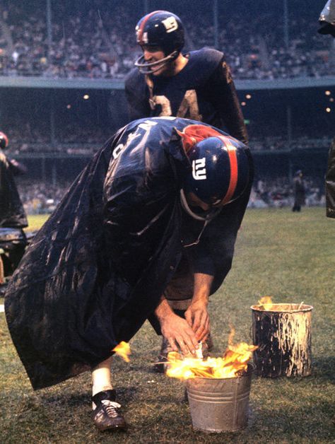 NY Giants sideline 1962 American Football Quotes, Ny Giants Football, Ny Baseball, Art Stars, New York Giants Football, New York Football, Nfl Photos, Football History, Giants Football