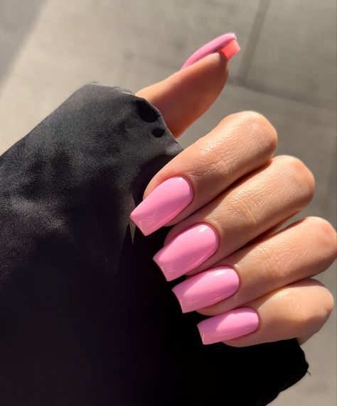 Pink Square Acrylic Nails Designs, Hot Nails Short, Medium Coffin Shape Nails Designs, Roze Nokti, Short Pink Tip Nails, Solid Colour Nail Ideas, Bubblegum Pink Nails Acrylic, Short Pink Nails Ideas, Warm Pink Nails