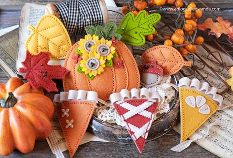 Felt Pie, Pie Garland, Thanksgiving Table Ideas, Felt Plushies, Pom Pom Maker, Felt Leaves, Felt Halloween, Felt Projects, Autumn 2022