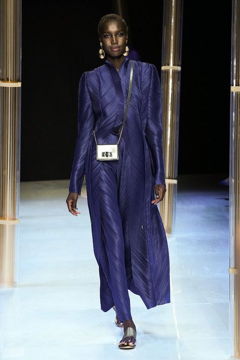 Giorgio Armani Spring-summer 2023 - Ready-to-Wear Armani Fashion, Armani Women, Fashion Vocabulary, Armani Prive, Harper's Bazaar, Business Outfits, Italian Fashion, Giorgio Armani, Modest Fashion