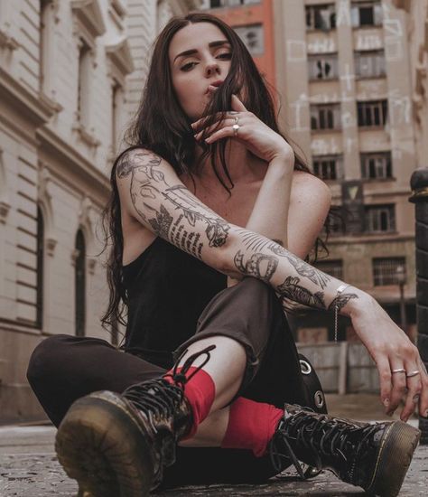 Tattoo Photoshoot Ideas, Tattoo Photoshoot, Urban Photography Portrait, Female Tattoo Models, Street Photography Portrait, Graffiti Photography, Tattoo Photography, Best Photo Poses, Metal Girl