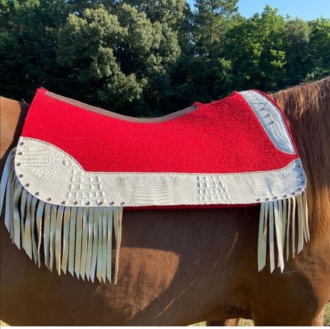 Red Western Tack Set, Red Saddle Pad, Horses Colors, Western Riding Tack, Western Tack Sets, Barrel Racing Tack Sets, Barrel Racing Tack Rodeo, Bling Horse Tack, Custom Leather Work