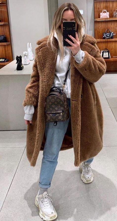 Tan Sherpa Jacket Outfit, Fluffy Coat Outfit, Fluffy Jacket Outfit, Freya Killin, Spring Fashion Outfits Casual, Sherpa Jacket Outfit, Minimalist Winter Outfit, Parka Outfit, Cold Day Outfits