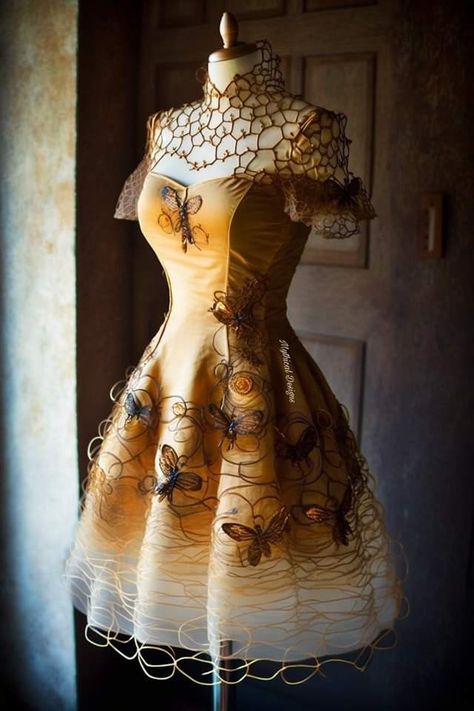 Bee Armor, Fantasy Person, Bee Cosplay, Bee Costume Diy, Insect Dress, Bee Wedding, Ren Fest, Bee Costume, Bee Dress