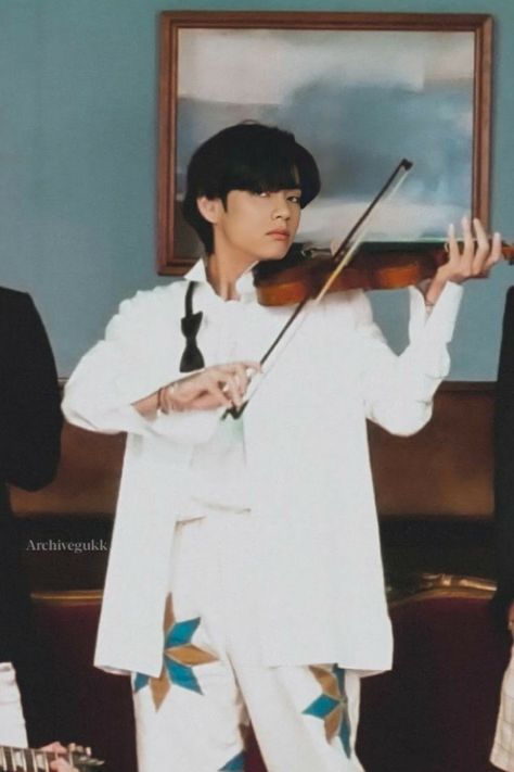 Bts Drawings, Kim Taehyung Wallpaper, Violinist, Daegu, Record Producer, Cute Couple Videos, Record Label, Korean Singer, Violin