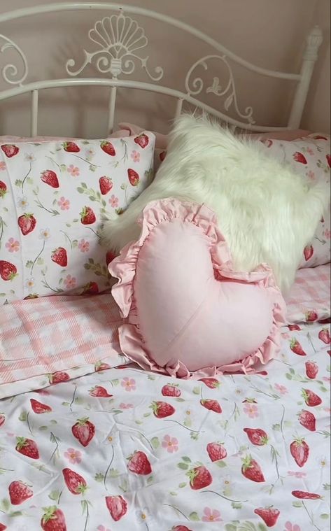 Kawaii Bedroom, Dekorasi Kamar Tidur, Girly Room, Cute Bedroom Decor, Heart Pillow, Cute Room Ideas, Pretty Room, Dreamy Room