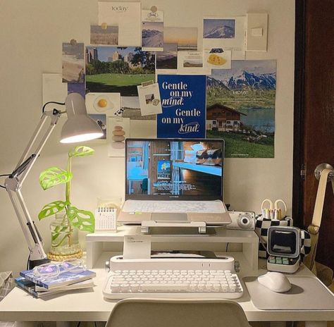 Psych Student, Typewriter Keyboard, Keyboard Desk, Study Desk Decor, Aesthetic Desk, Second Semester, Desk Inspo, Dekorasi Kamar Tidur, Study Room Decor