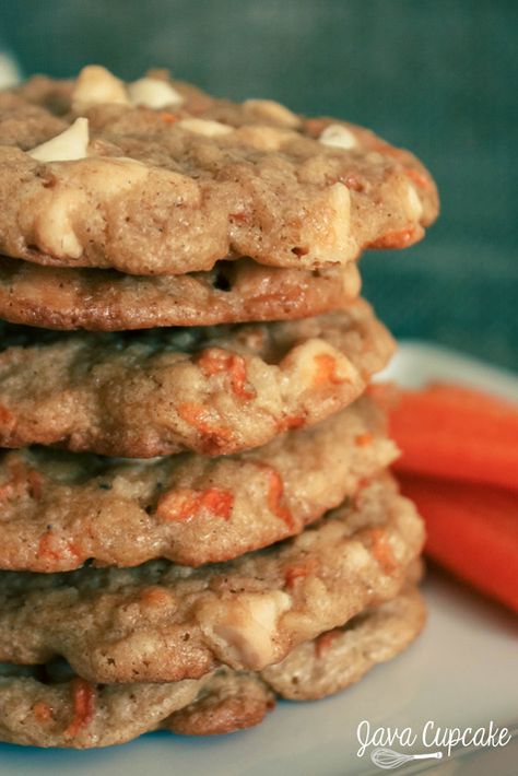 Chewy Carrot Cake Cookies | JavaCupcake.com Maple Sweet Potatoes, Savory Cakes, Carrot Cookies, Carrot Cake Cookies, Desserts Vegan, Filled Cookies, Sugar Plum, Savoury Cake, Oatmeal Cookies