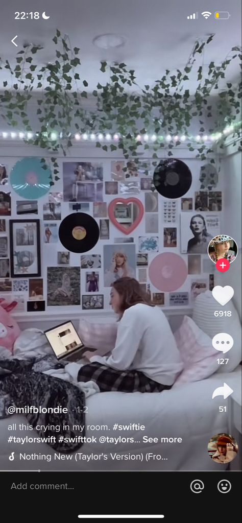 Swiftie Room Ideas, Taylor Swift Aesthetic Bedroom, Taylor Swift Dorm Room, Fan Girl Room Aesthetic, Taylor Swift Inspired Bedroom, Diy Taylor Swift Room Decor, Taylor Swift Themed Bedroom, Taylor Swift Inspired Room, Swiftie Room Decor