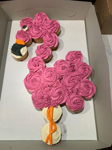 Flamingo Cupcake Cake, Flamingo Cupcakes Ideas, Pull Apart Flamingo Cupcake Cake, Flamingo Feather Cupcakes, Birthday Cake Flamingo Theme, Flamingo Party Food, Round Flamingo Cake, Flamingo Projects, Flamingo Cup