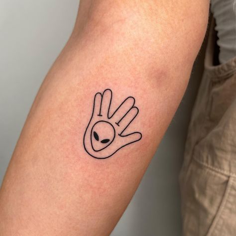 Cute and mini alien tattoo Science Fiction Tattoo Ideas, Science Fiction Tattoo, Fiction Tattoo, Easy Tattoo, Alien Tattoo, Tattoo Stencils, Simple Tattoos, Blending, Science Fiction