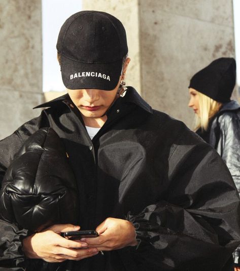 Balenciaga Cap Outfit, Dada Aesthetic, Balenciaga Aesthetic, Paris Streetwear, Balenciaga Cap, Styling Women, Boxy Blazer, Balenciaga Style, Cap Outfit