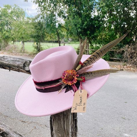 Decorate A Hat Ideas, Decorative Cowgirl Hats, Fedora Hat With Feathers, Hat Decorating Ideas Creative, Decorate Felt Hat, Decorated Felt Hat, Felt Hat Decoration, Straw Cowboy Hat Decorating Ideas, Decorate Cowgirl Hat